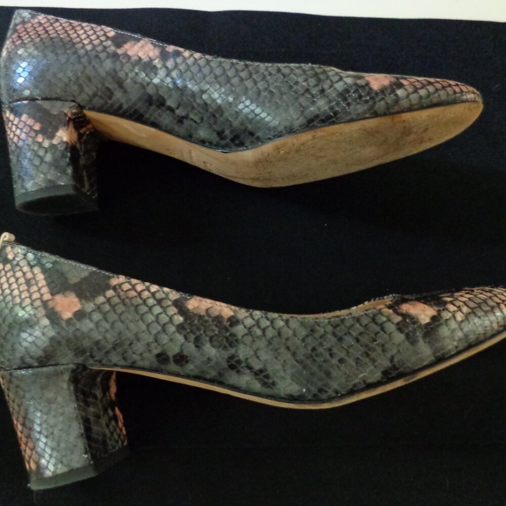 SJP Sarah Jessica Parker Snakeskin Gray and Pink Pumps - Picture 3 of 10